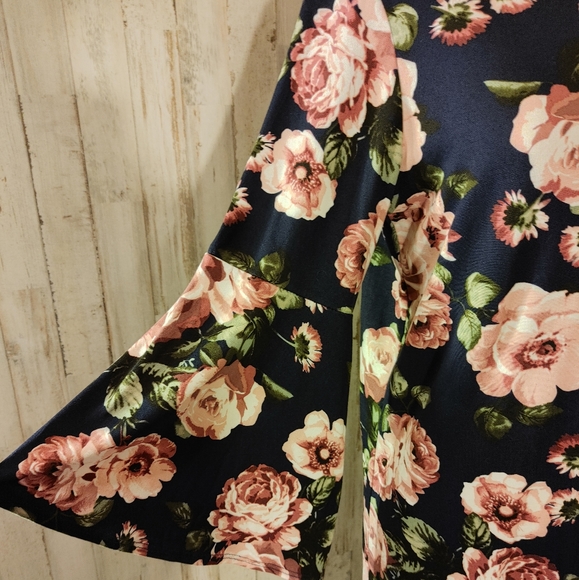 Very soft knit pullover bell sleeve black with flowers print dress sz L - Picture 4 of 7